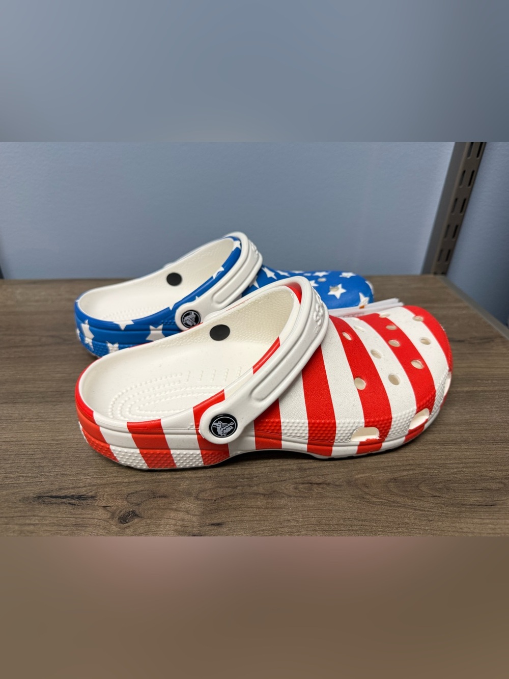 CROCS men’s 7 or women’s 9 Americana Star & Stripe Clogs in Red, White & Blue - Picture 3 of 6